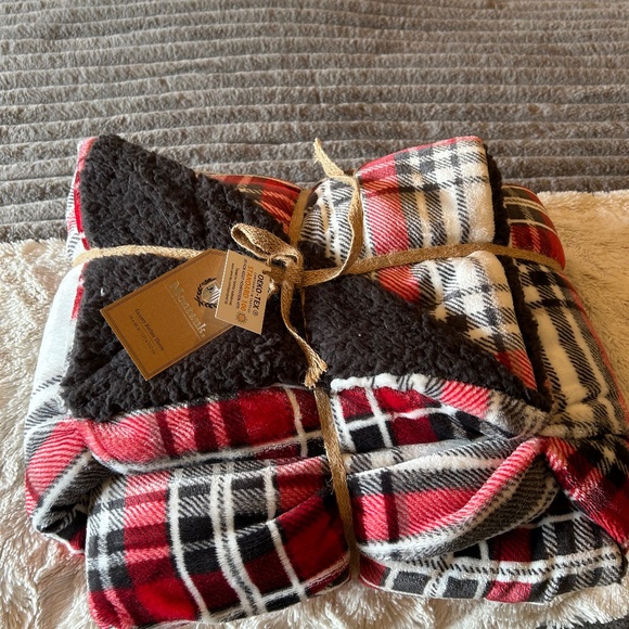 Plaid Sherpa blanket NWT - Picture 1 of 4